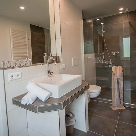 Konukevi Weingut Erich Serwazi 3*