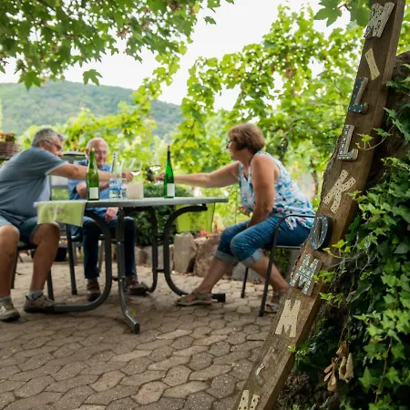 Weingut Erich Serwazi *
