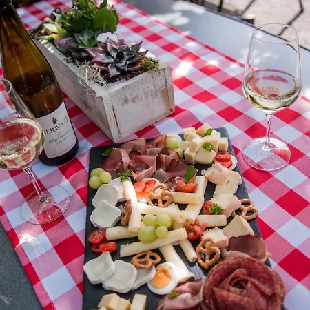 Pensionat Weingut Erich Serwazi Mesenich