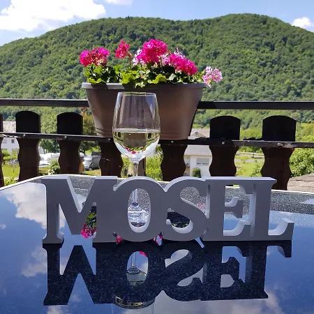 Weingut Erich Serwazi *
